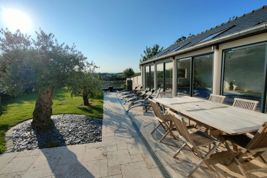 Une belle terrasse avec jardin arborée