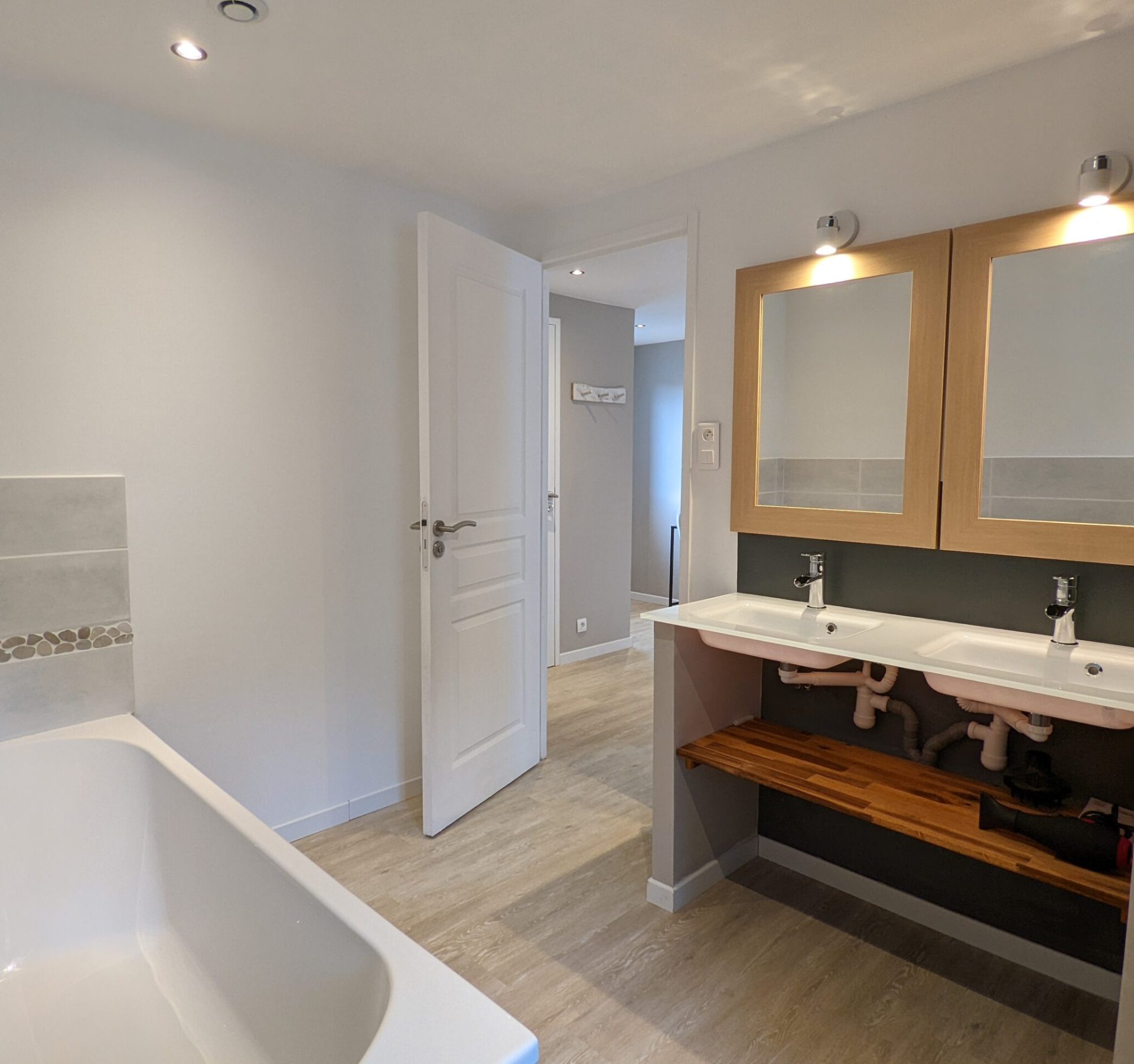 Avec baignoire, douche et double vasques