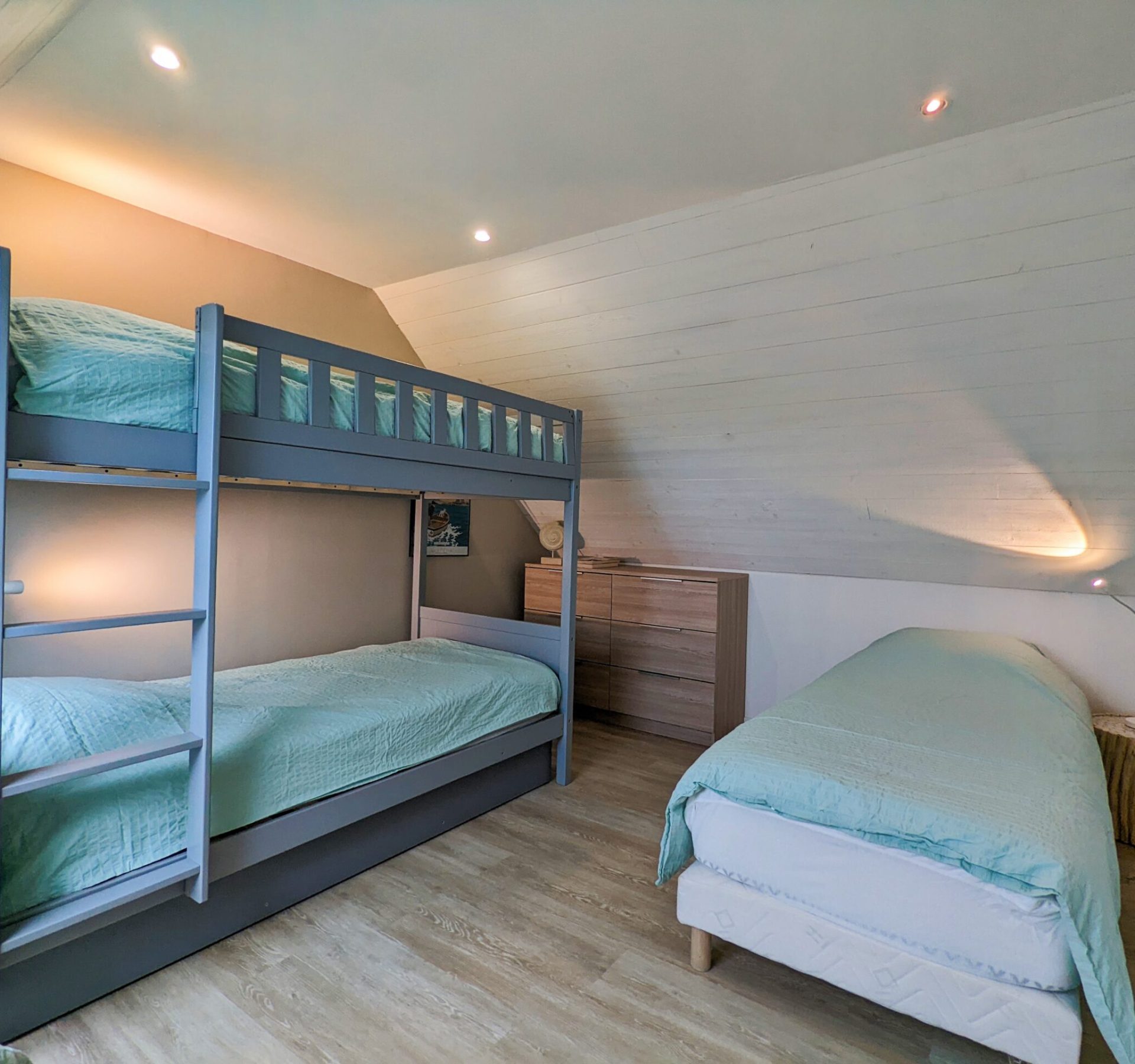 Chambre dortoir avec 4 lits
