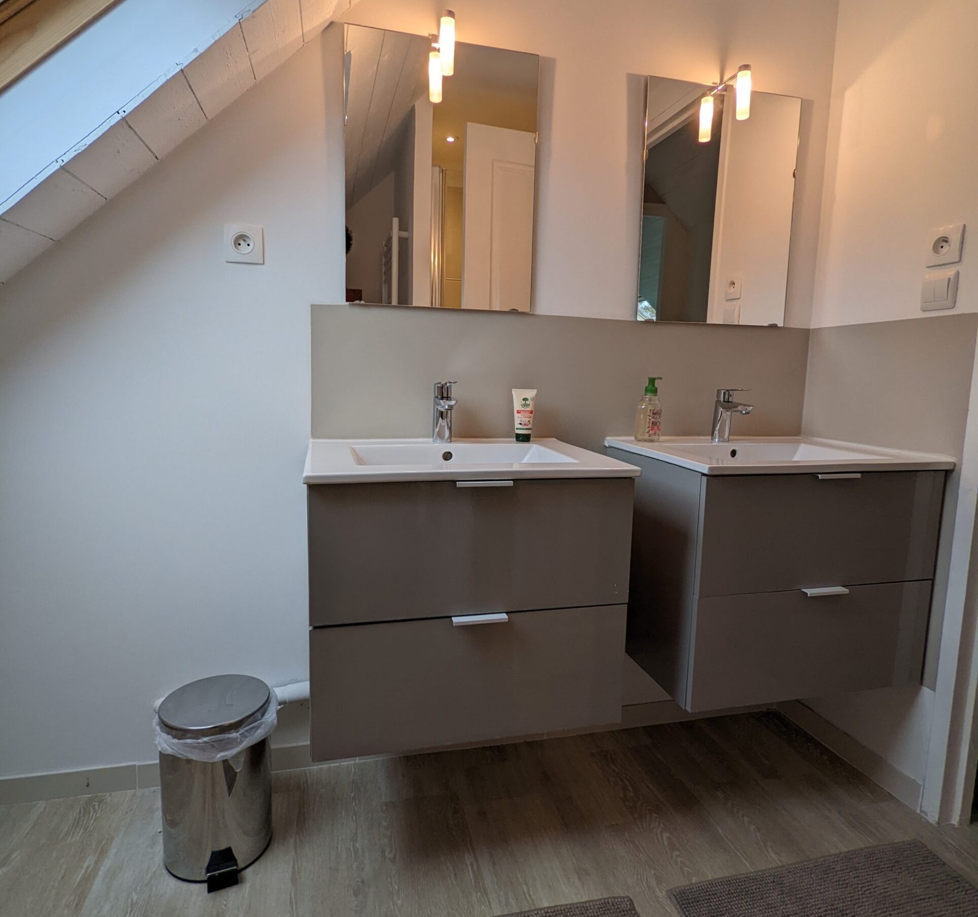 Salle d'eau avec douche et deux éviers
