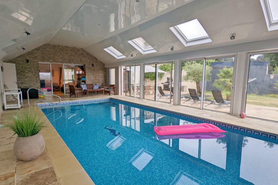 Grande piscine couverte et chauffée