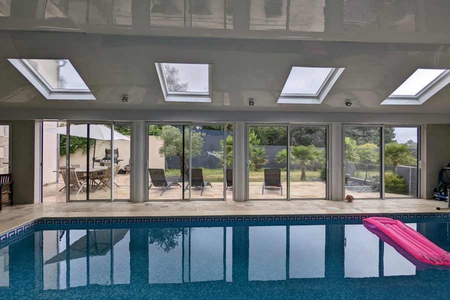 La piscine est accessible de l'intérieur et depuis la terrasse également